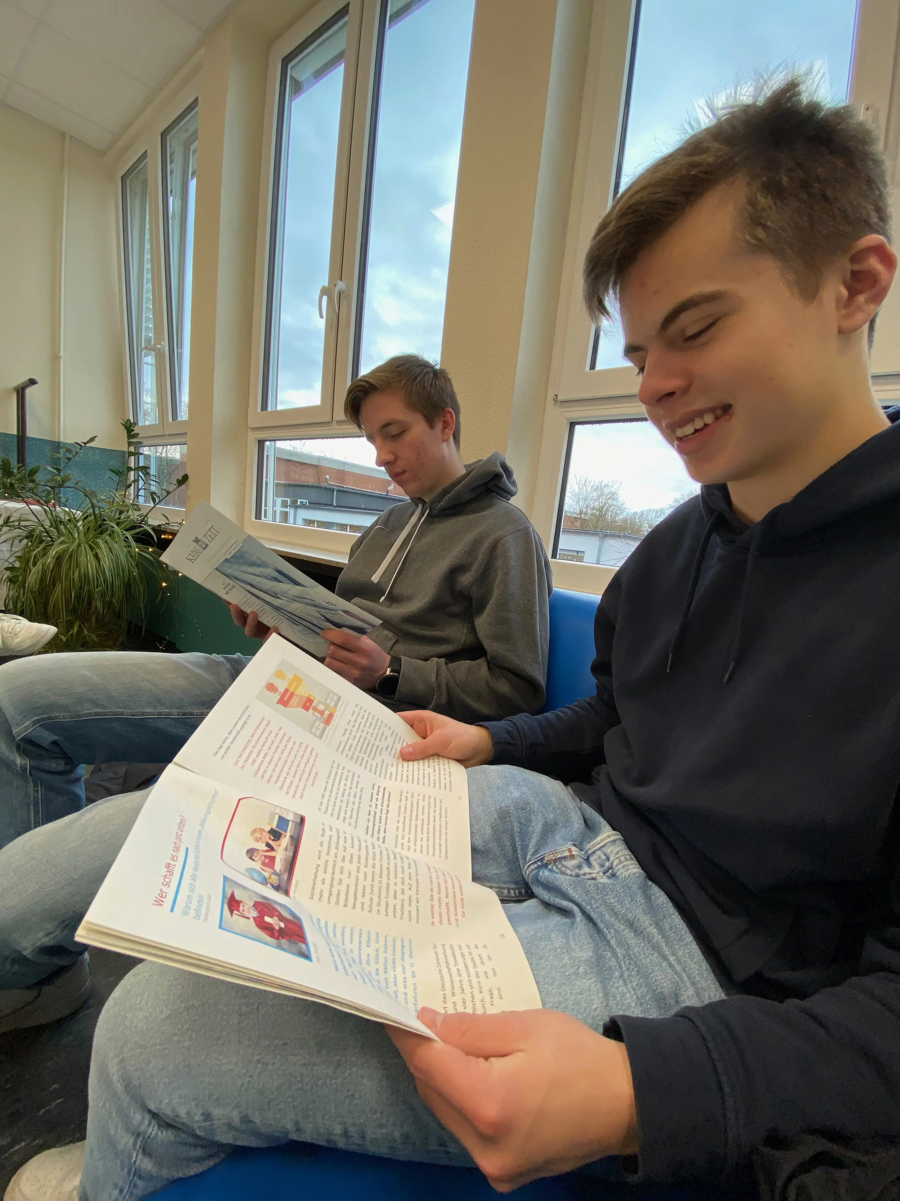 Zwei Schüler stöbern im Seminarfachsmagazin "Keine Zeit"