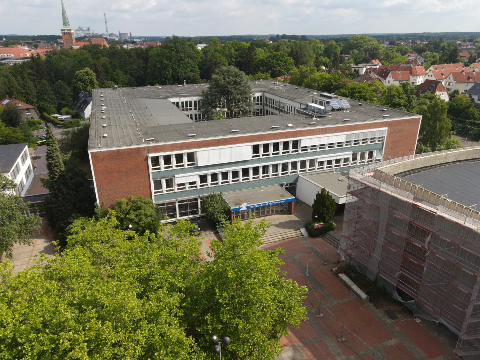 Gesamtansicht HEG Eingang Greyerstraße