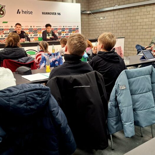 Clevere Fragen statt Floskeln – Schülerzeitung trifft Profis bei Hannover 96